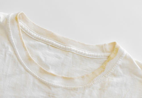Tシャツの黄ばみが激落ち！？⇒家に絶対あるアイテムを使った”簡単テクニック”を教えます！
