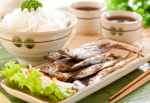 夕飯の食卓を見て…「おかずにならねぇ」と文句する夫！？だが直後「僕が頼んだのに…」息子の一言でスカッと！？