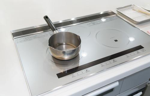 IHコンロ掃除で使ったら”NGアイテム”があった！キレイに保つための＜正しい掃除方法＞を伝授