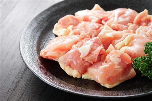 『冷凍した鶏肉』解凍後にやったら危険なことって!?”食中毒リスク”を防ぐ正しい解凍方法を紹介