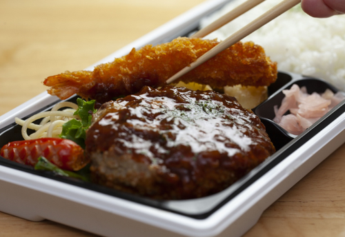 「ただの飾りじゃない！」唐揚げやハンバーグの下にある”パスタ”の重要な役割にビックリ！