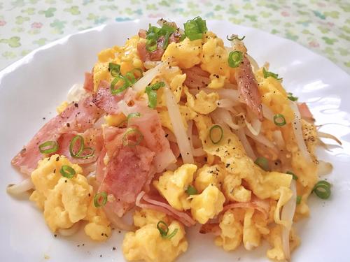 「もやしとベーコン」で節約おかず！時短で”食べ応えバツグン”の絶品レシピを紹介
