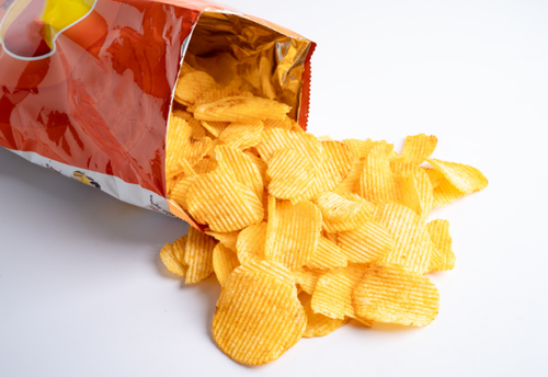【これ考えた人、天才かよ…!】お菓子の袋に”輪ゴム不要”で密閉できる<簡単神ワザ>を紹介