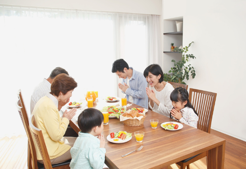 妻の実家の”食卓”を見た夫が…「うわっ!」と絶叫!?⇒直後、義父母も妻も当たり前のように食べてた”衝撃のおかず”とは…