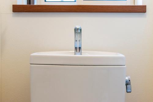 トイレ手洗い器、汚れまみれになってない？⇒放置して後悔する前に【簡単な掃除術】を試して！