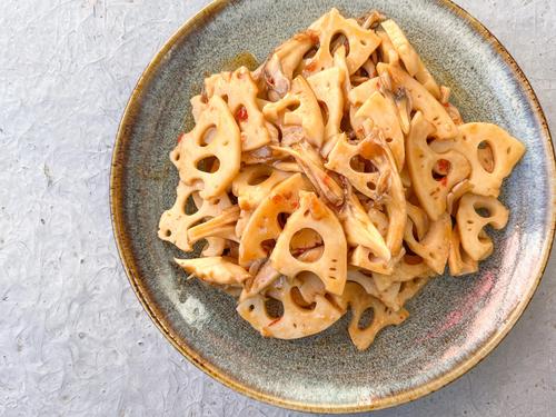 秋の食材で簡単絶品♪れんこん×舞茸だけの【ピリ辛おかず】で箸が止まらん！