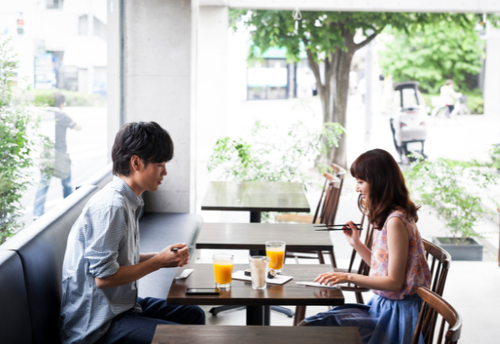 【友人と楽しく外食中】友人「顔青いけど…大丈夫！？」直後、激しい腹痛で病院へ⇒医師「無理しちゃダメです！」と注意された原因は…
