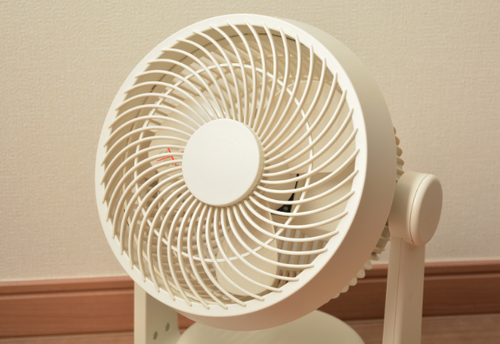 まだまだ活躍する『扇風機』！⇒ホコリ掃除がグッとラクになる【簡単な裏ワザ】を紹介