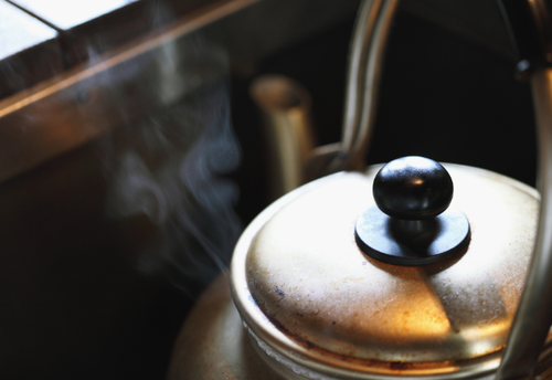 家で『麦茶』を作ると…次の瞬間に大惨事！？⇒うっかりミスが招いた”危険すぎる体験”に…「本当に辛かった」