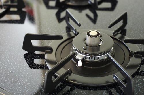 油汚れまみれの「コンロ」がピカピカに!サッと簡単落ちする”掃除方法”を徹底解説