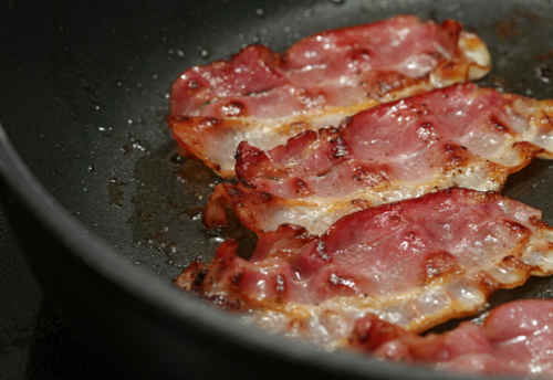 憧れの”カリカリベーコン”が自宅で簡単に!フライパン・レンジ・トースターで試せる【失敗しない焼き方】