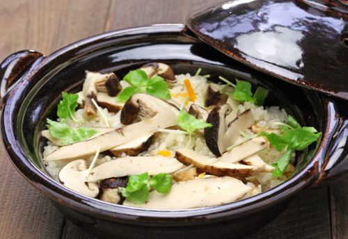 【友人と食事中】今まで食べていた”松茸ご飯”と違う！？⇒しかし直後…友人「それ違うね（笑）」私「騙された…」衝撃の真実が…
