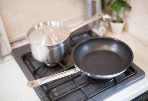 ごちゃつく”フライパン収納”諦めてない？→シンク下が超スッキリする収納アイデアを伝授