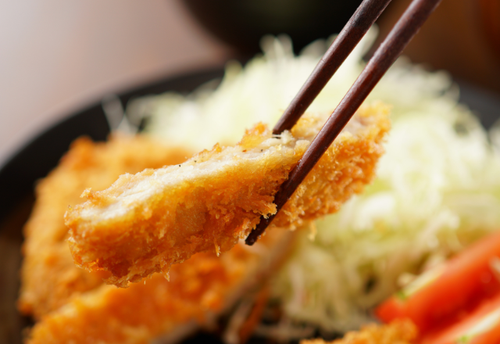 義実家で食事中…義母「とんかつにソース？塩？」嫁「じゃあ…」次の瞬間、義家族が驚いた”嫁の食べ方”とは