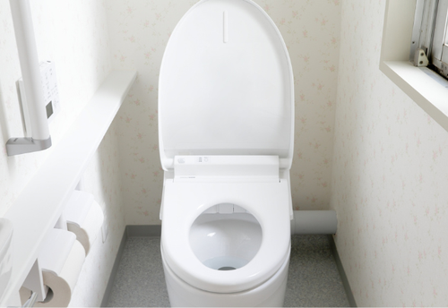 トイレ便座の”黄ばみ”が一瞬でキレイに！放置するだけで超簡単な【トイレ掃除術】を試して♪