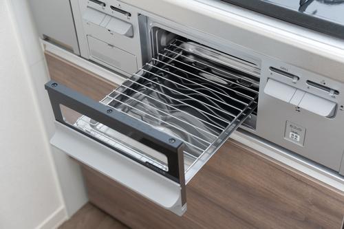 魚を焼くたびに後悔…(涙)掃除が面倒な『魚焼きグリル』が簡単にスッキリさせる掃除術を紹介