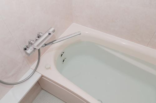 毎日入る「お風呂」は”カビと水垢だらけ”…(汗)⇒身近なモノでピカピカになる掃除術を徹底解説