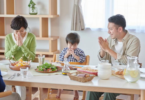 夫「これ、雑草…？」妻の実家の料理に絶句。しかし、食べてみると…「想像を超えたウマさ」「箸が止まらない！」
