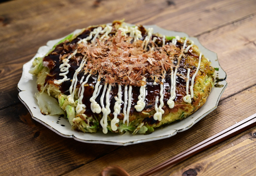 義実家で食事中…”お好み焼き”にびっくり！嫁「この具材が入れるの！？」⇒次の瞬間、クセになるモチモチ感に感動…