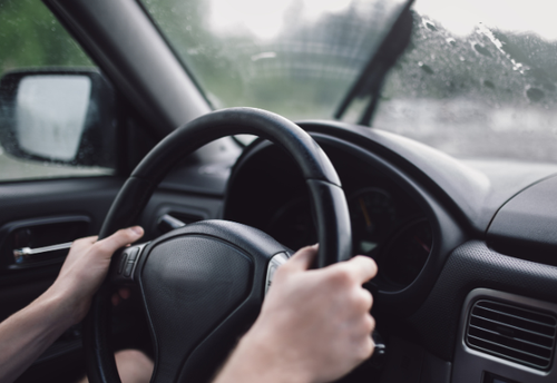雨の日の”車の悩み”を一発解決!車の窓ガラスが曇らない<簡単な裏ワザ>を教えます