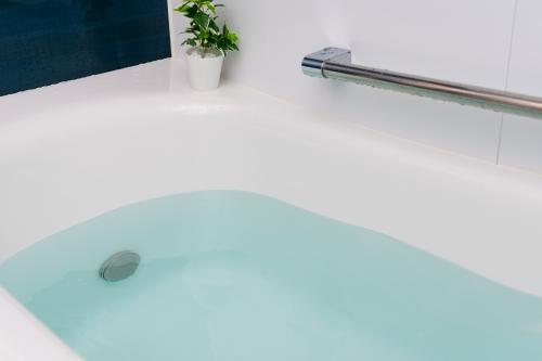 『お風呂上がり』にたったこれだけ!?めんどくさい床掃除が一瞬でラクになる”簡単習慣”を伝授
