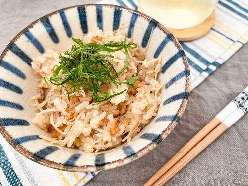 炊飯器にポンで完成♪サバ缶の旨味が凝縮された【やみつき炊き込みご飯】を紹介