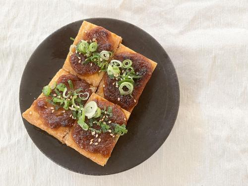 「厚揚げ、何個でも食べられる!」パパッと時短で、肉よりウマい…【やみつきおつまみ】を作ってみた