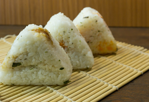 彼女の作った”おにぎり”に…彼「なんか変なニオイする」彼女「え？」次の瞬間、まさかの原因が判明することに…