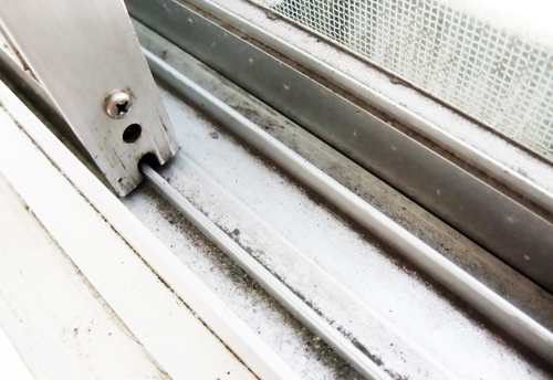 面倒な「窓サッシ掃除」が劇的にラクに!⇒家にある”まさかのアイテム”でここまで変わるとは…!