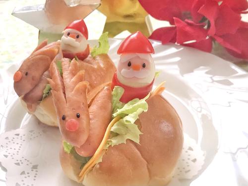 絶対“クリスマス”に作ってあげたい…！【子どもが喜ぶ】サンタの「ロールパンサンド」簡単レシピ