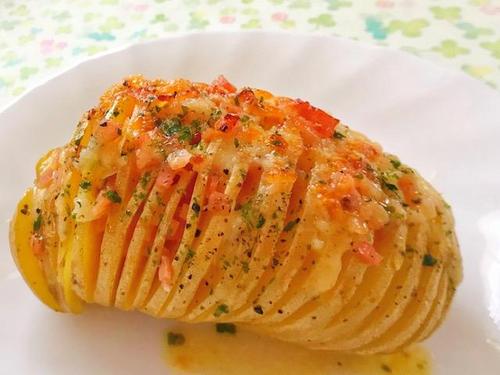 ”あと引くウマさ”にマジ感動…！ガーリックバターソースが決め手の【アコーディオンポテト】