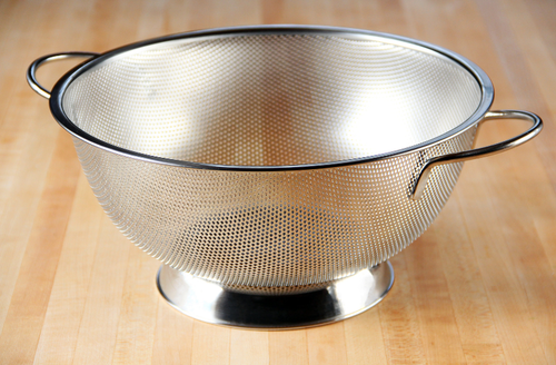 “スポンジ”じゃダメ…！？【ざる】の網目に残った汚れには『身近なアイテム』が役に立つ！