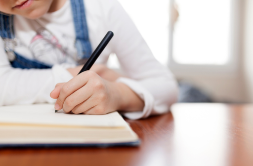 その発想はなかった…！子どもの【学習机】意外すぎるリメイク術3選⇒「驚きの収納力」を活かさなきゃ損！