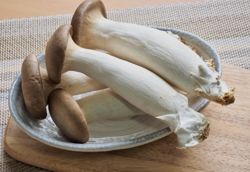 安いエリンギが〈高級マツタケ風〉に大変身！？⇒身近な調味料を使った【衝撃の裏ワザ】とは…