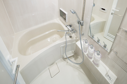 マジ…！？“ウロコだらけ”のお風呂の鏡が【新品のように】ピカピカになるお手入れ術！