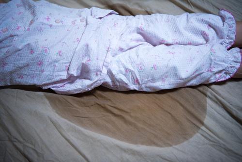 【実は逆効果】子どもの“おねしょ”で濡れた布団の『やってしまいがちな対処法』⇒「思いっきり間違えていました…」