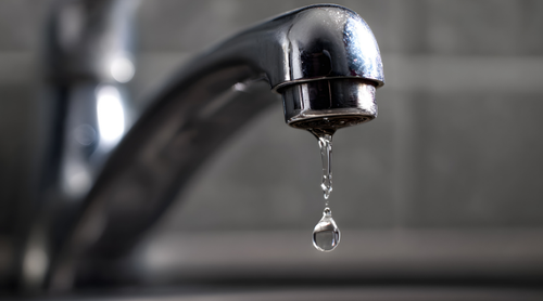 乾くと浮き出る”蛇口の白い汚れ”が【身近なアイテム】でピカピカに！