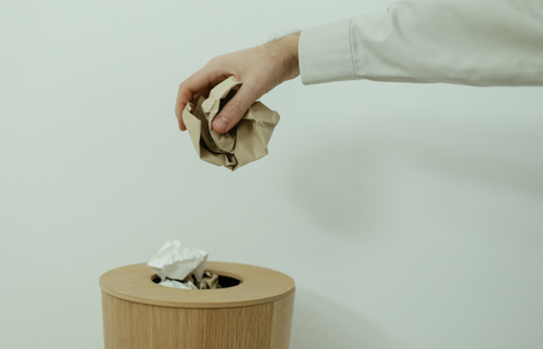 『コ゚、ゴミ箱から火！』⇒家の一部が【燃える】ハメに…⇒平和な一家を”恐怖に陥れた原因”が身近すぎて恐怖…！？