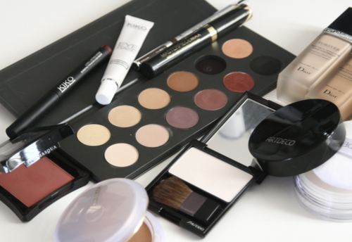 洗面所を掃除中に”古い化粧品”が大量に！？だが「まだ使えるかも」と捨てなかった結果⇒まさかの悲劇が…