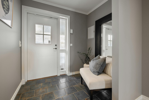 【100均アイテムのみ】洗剤不要の『玄関タイル掃除術』がコスパ最高すぎた…！