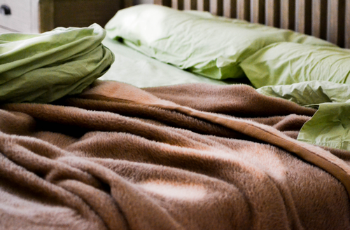 【間違ってる？】毛布は掛け布団の上？下？⇒重要なのは『組み合わせ』だった…！