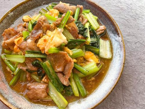 なにコレ…ご飯がすすむんですけど！にんにく香る【小松菜と豚バラ肉の卵炒め】フライパンでOKのやみつきレシピ！