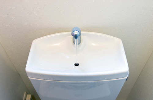 その洗剤、絶対ダメ！知っておきたい【トイレの貯水タンク】の“正しい”掃除方法！