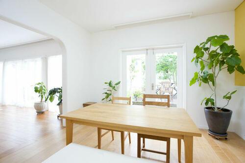 「ウチもそうでした…」⇒“物置化”したダイニングテーブルを『一瞬で』キレイにする【オドロキの収納術】