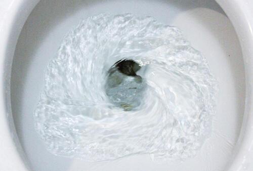 絶対ダメ！『流れが悪いトイレ』の誤った対処法。便器が壊れる！？⇒「知らずにやってました…」