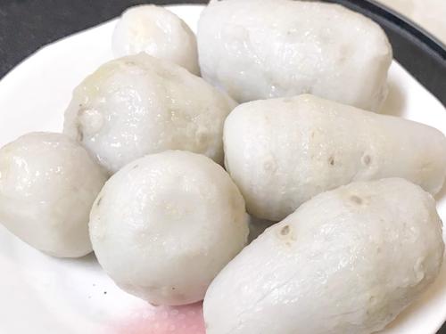 厄介な“里芋の皮”が【驚くほど簡単に】ツルッと剥ける裏ワザ紹介！