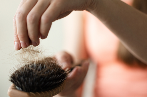 え、頭皮にカビ…！？汚れを放置した『ヘアブラシ』を使い続ける恐怖⇒“今すぐ”お手入れを！