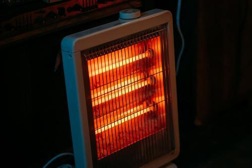 【危険】暖房器具火災の7割が『電気ストーブ』だった…！？「今日」やってほしい掃除方法！