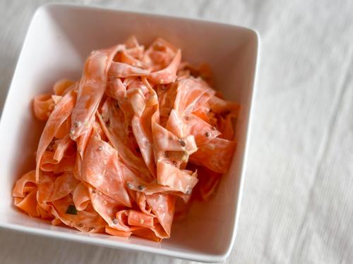 【加熱不要】“ピーラーだけ”で作れる『人参サラダ』の簡単レシピ