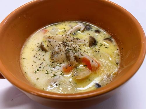 贅沢すぎる…アサリの「うま味」に身も心も癒やされる【クラムチャウダー】の簡単レシピ